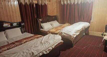 THE SARWAH HOTEL AND RESTAURANT Room Type - Family Deluxe Quardrupple Bedroom - Special THE SARWAH HOTEL AND RESTAURANT Room Type - Family Deluxe Quardrupple Bedroom - Special
