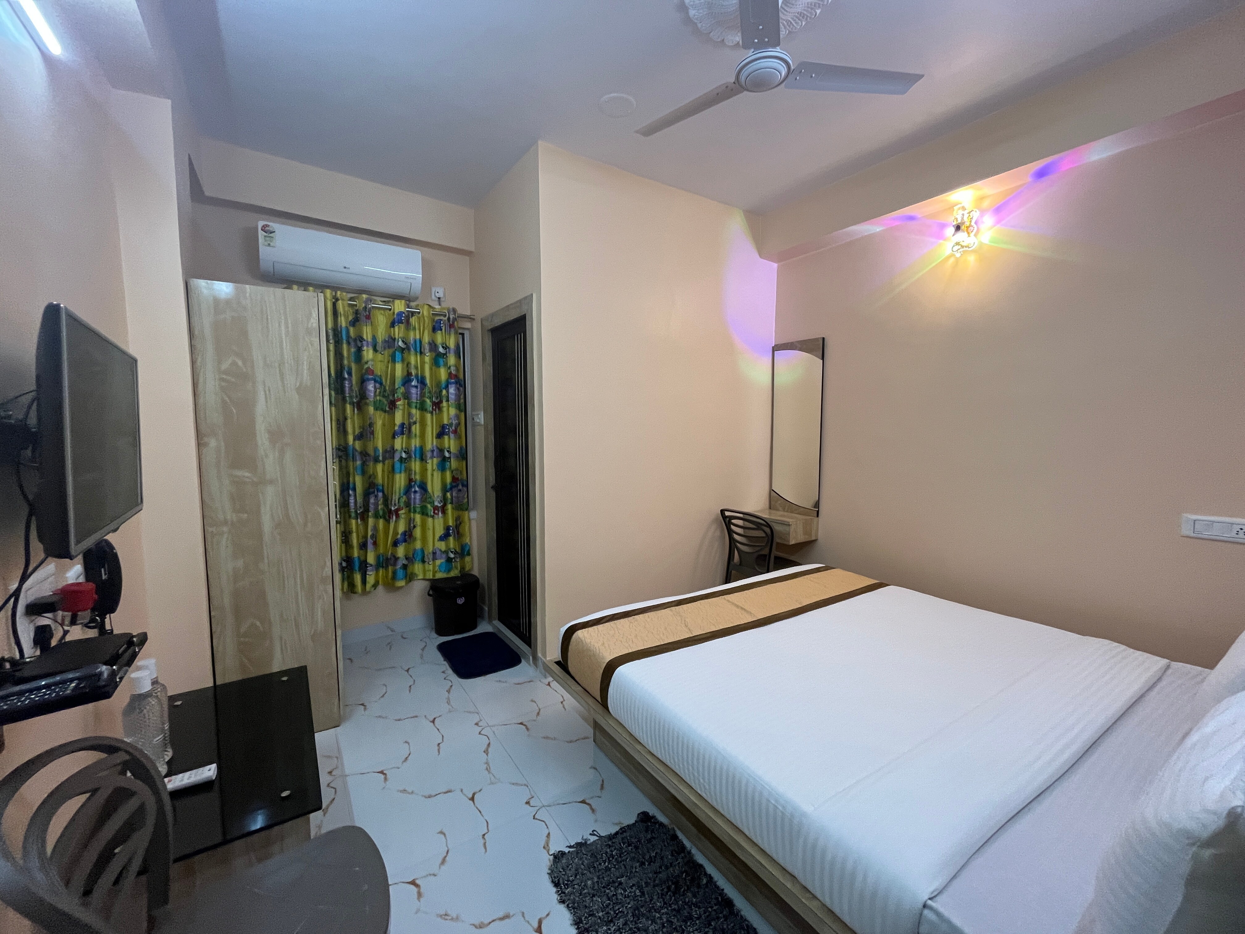 HOTELLEOS - Tap to explore photos