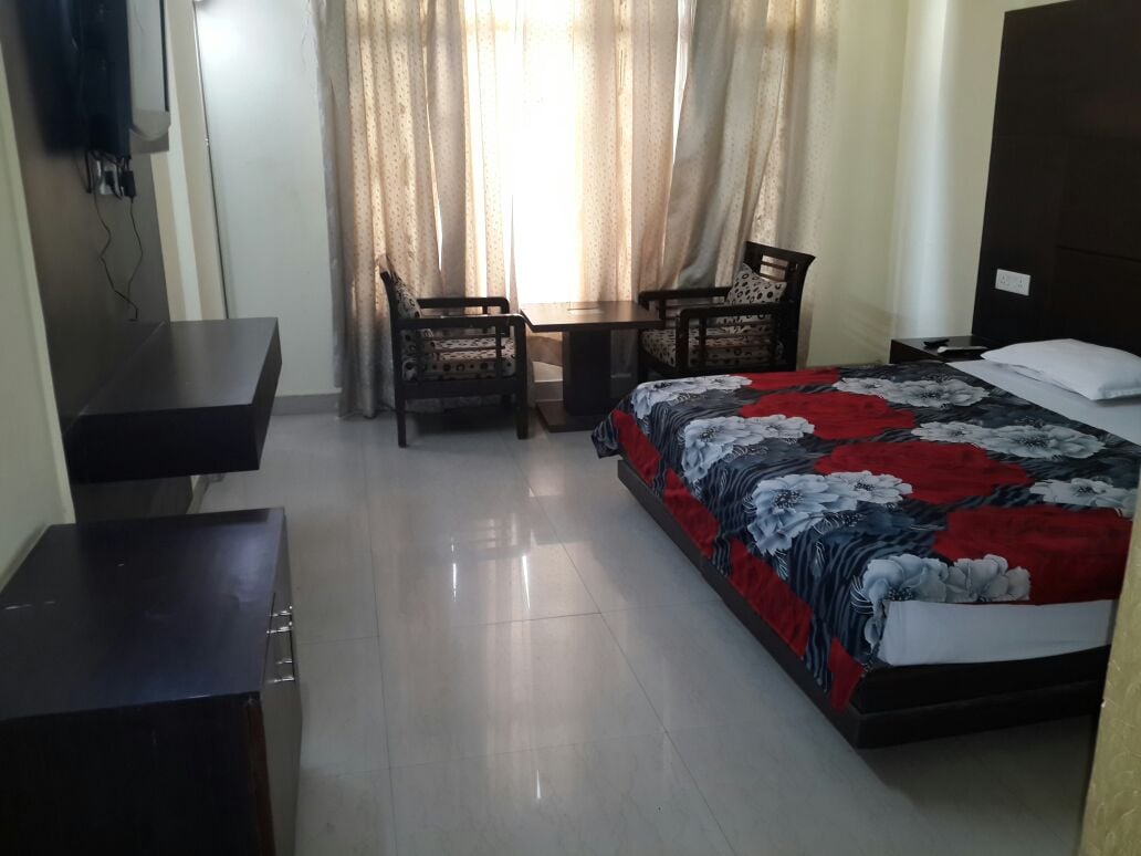 Hotel Sunshine Park @ 1 Km to Anand Vihar, Kaushambi - Tap to explore photos