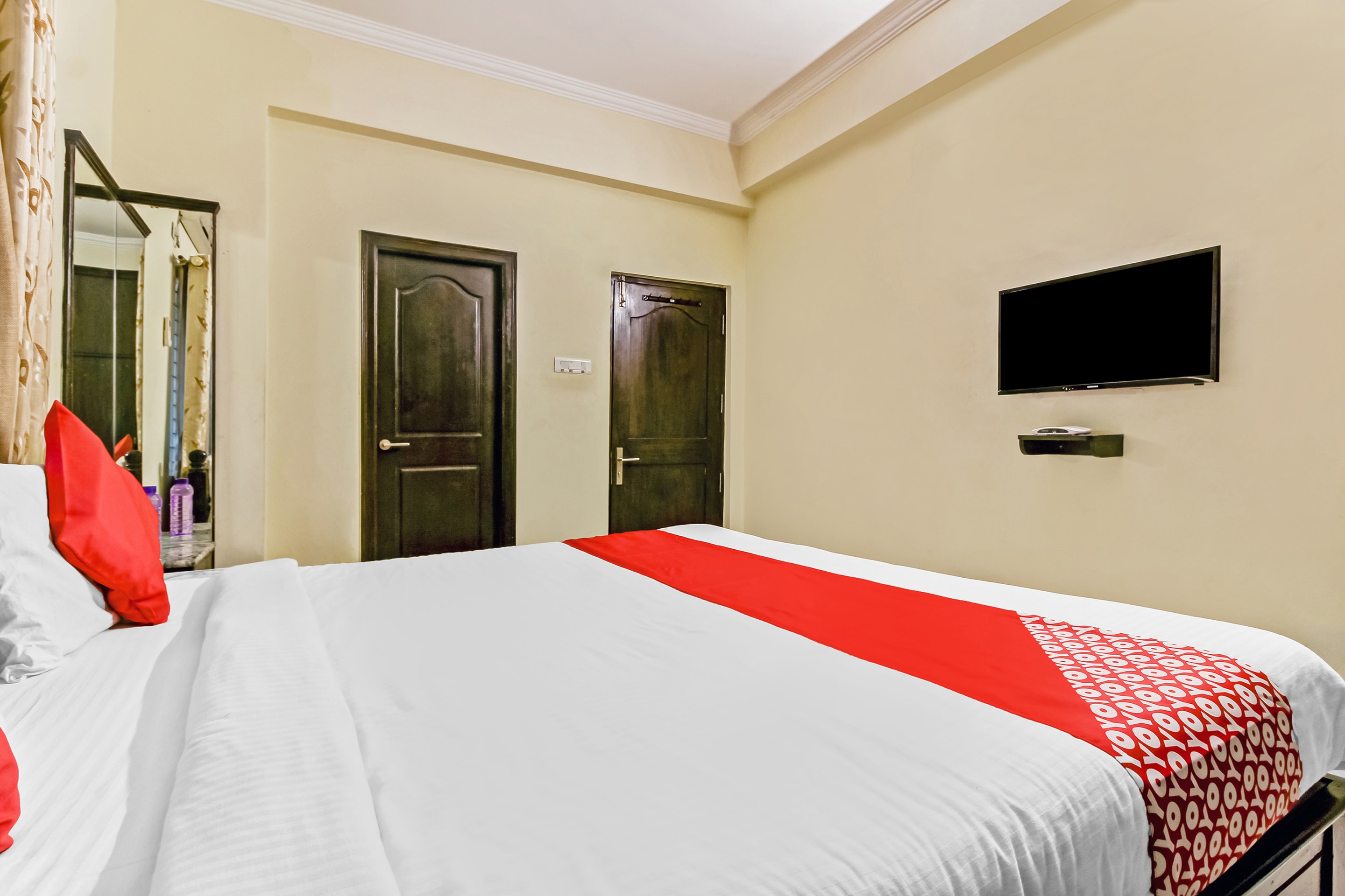 Super Townhouse Sri Nirvana Inn - Tap to explore photos