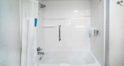 Hampton Inn & Suites Canyon Room Type - 2 QUEENS HEARING ACC