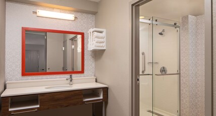 Hampton Inn & Suites El Paso-Airport Room Type - 1 KING STE WALK OUT POOL