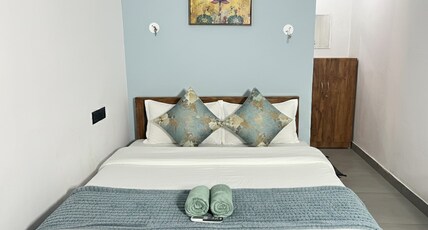 VAR Blue Haus 1 AC 1 Room 8 min walk beach Room Type - Bedroom