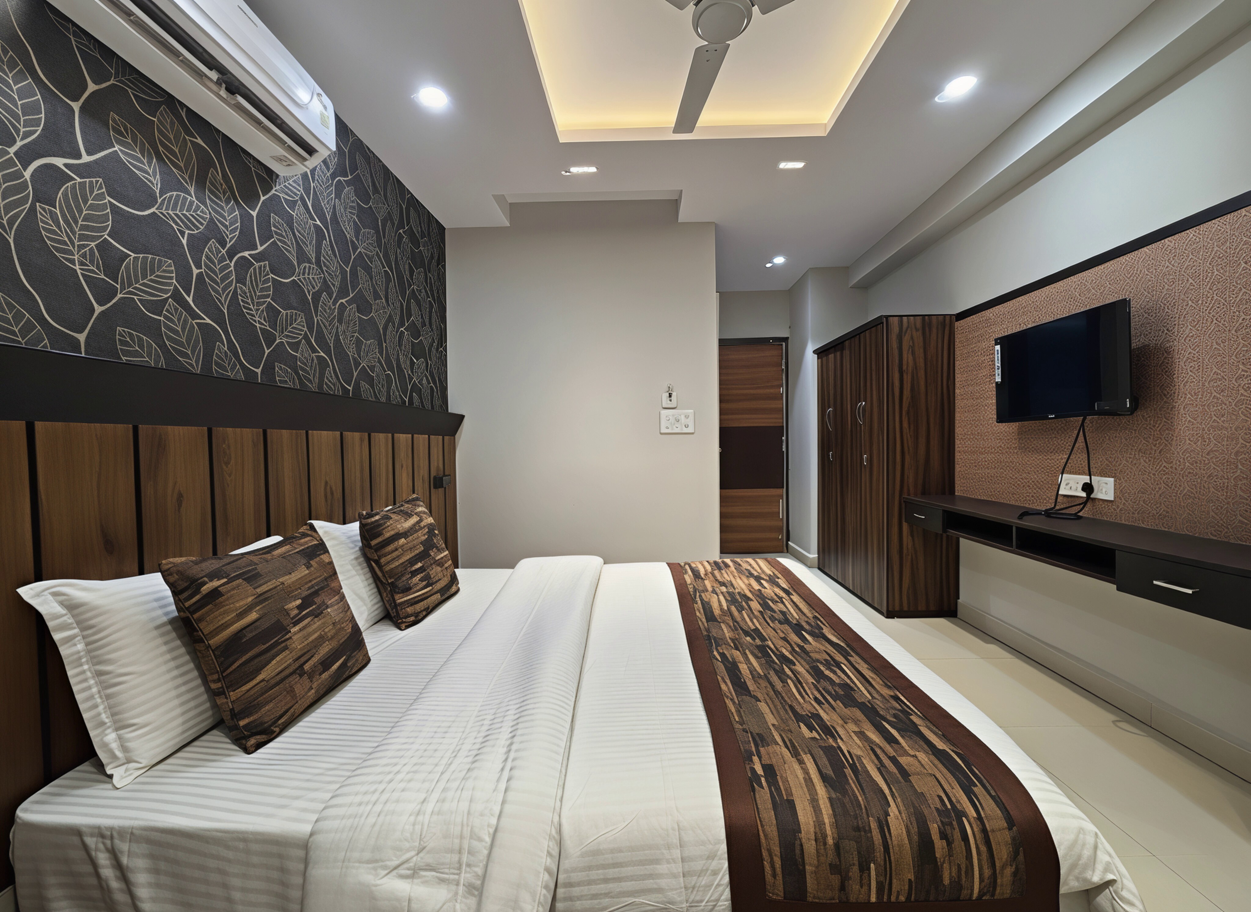 The Samsara Hotel by Zookstay - Tap to explore photos