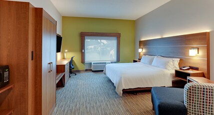 Holiday Inn Express CAMPBELLSVILLE Room Type - 1 King Bed Suite Comm Access Tub