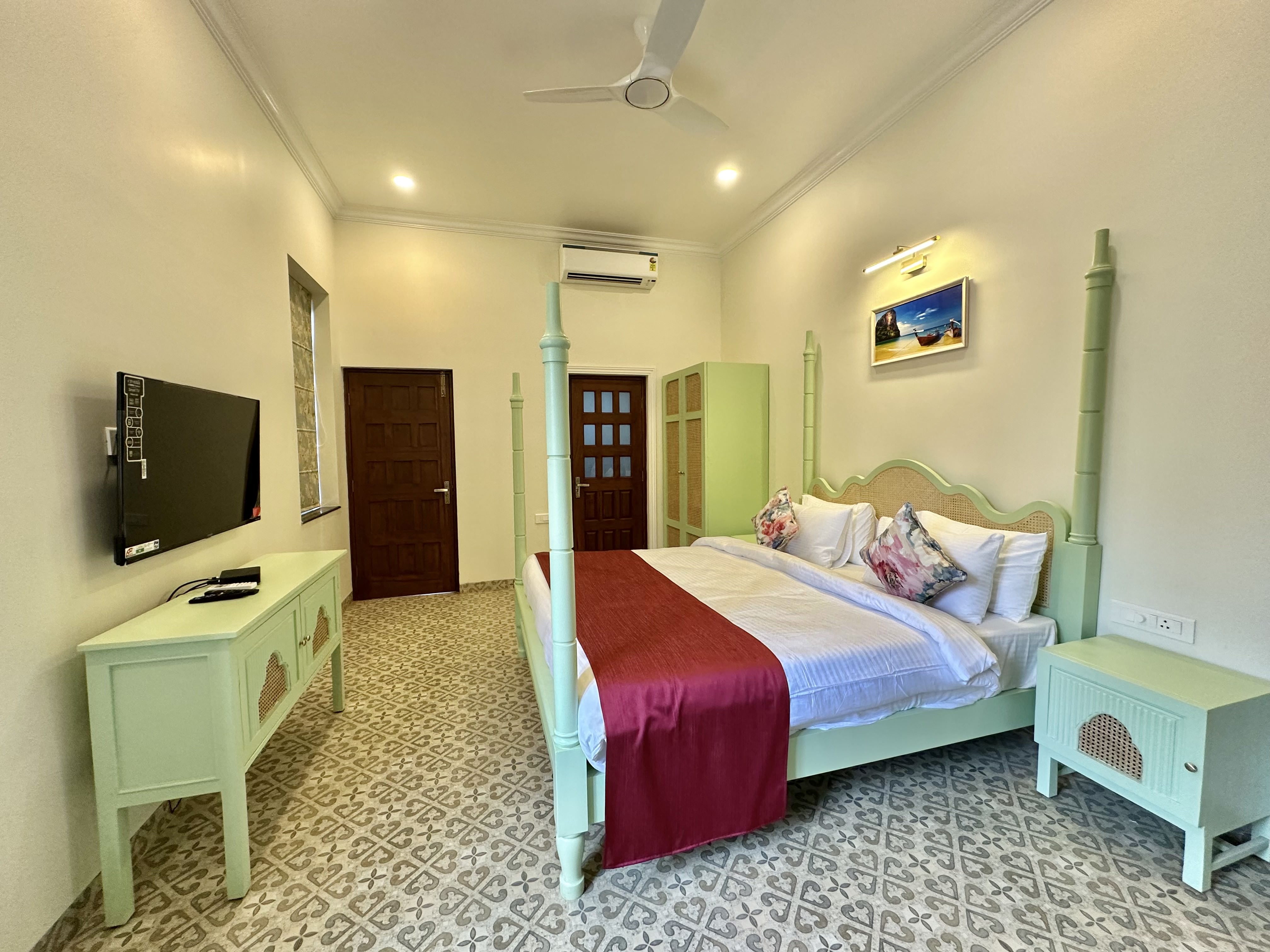 Silver Sands Villa - Tap to explore photos