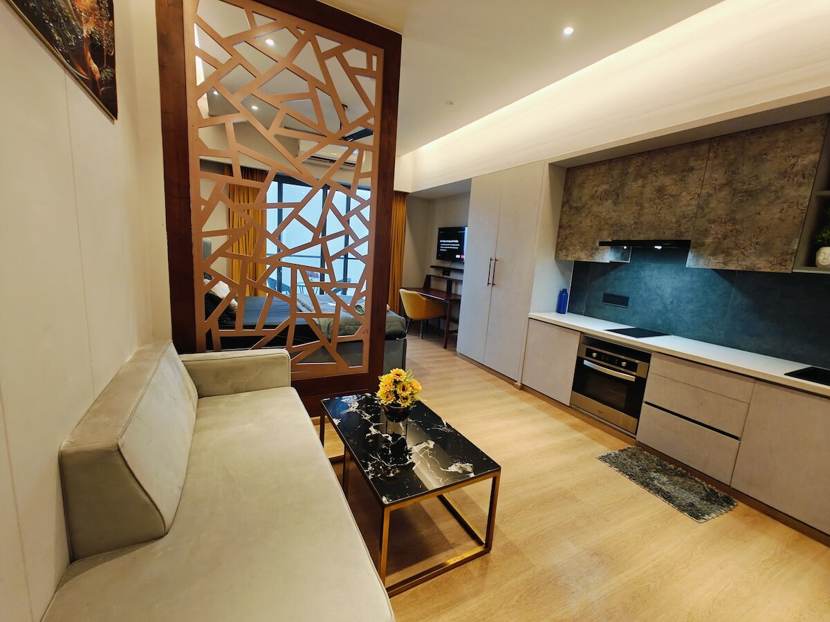 Luxurious studio with balcony - Tap to explore photos
