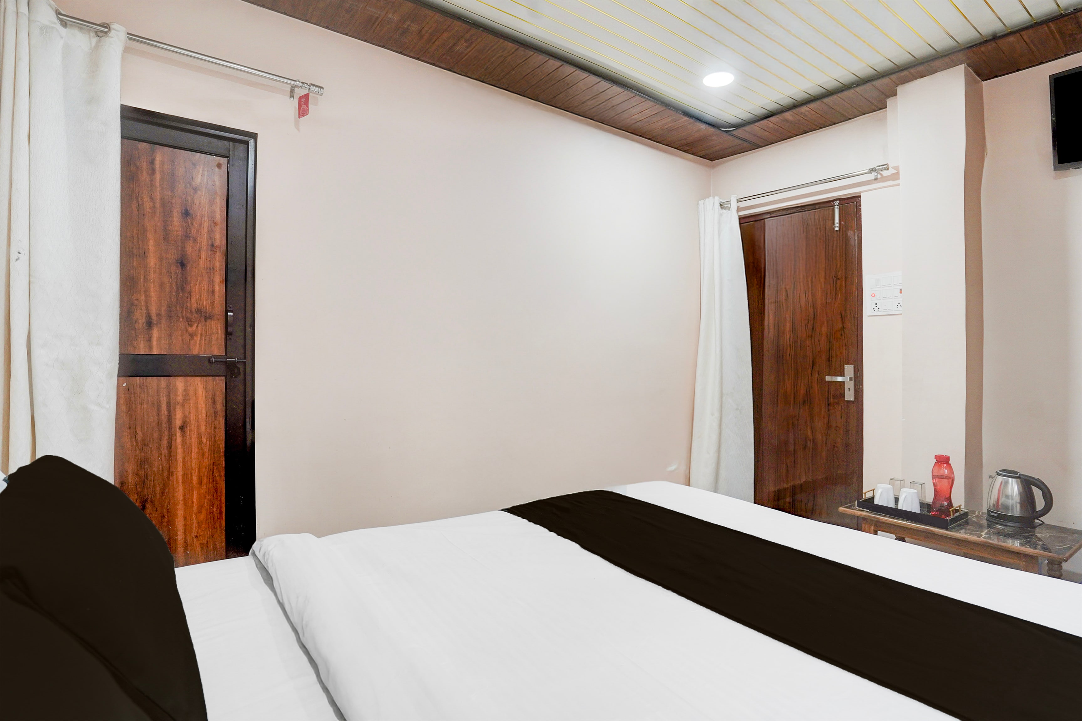 Super OYO Hotel O Tedhi Bazaar Near Ram Janambhumi - Tap to explore photos