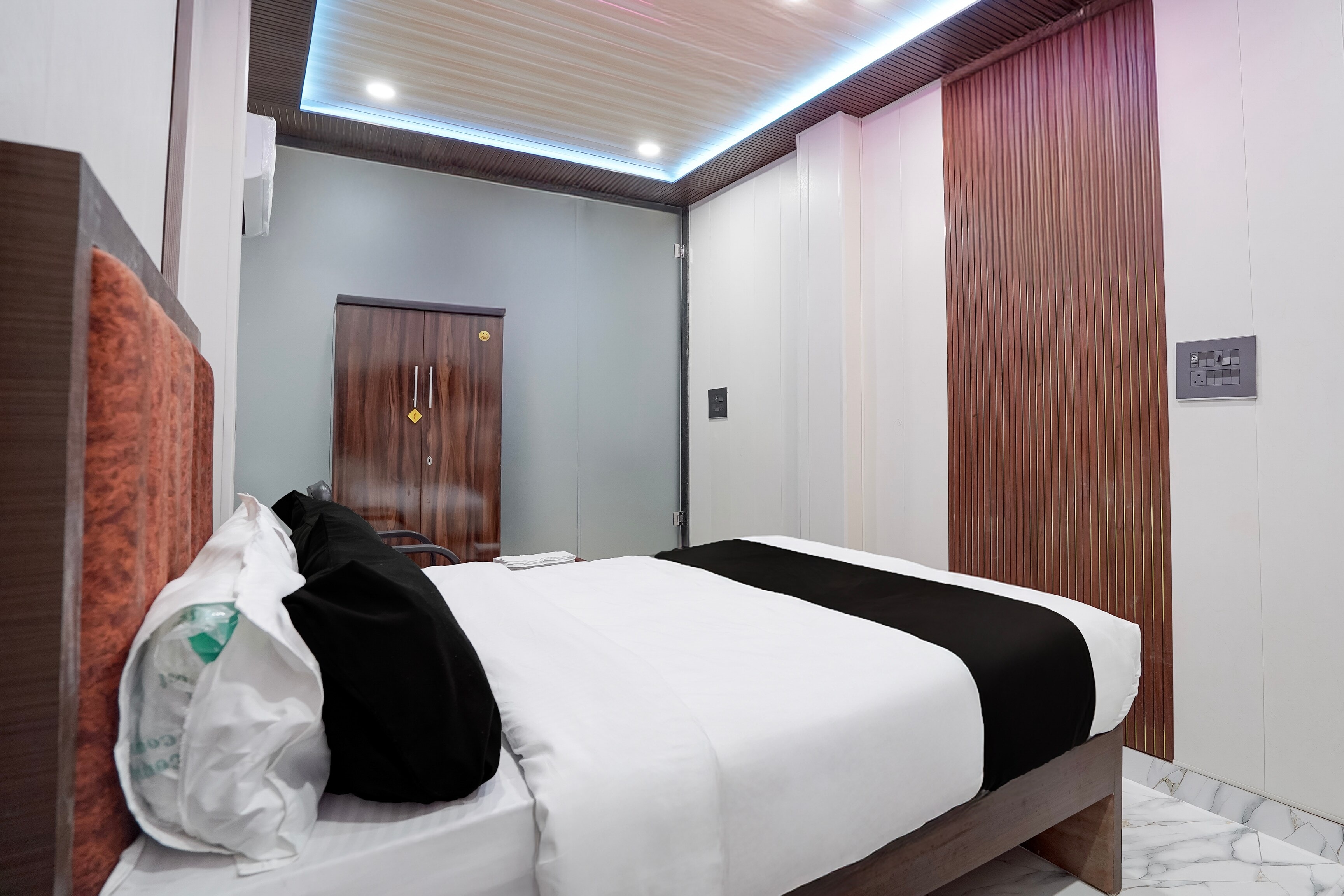 Hotel O Naubasta Crossway Kanpur Formerly Time - Tap to explore photos