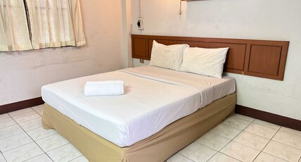 Hotel O Top North Guesthouse Room Type - Saver Double with Fan