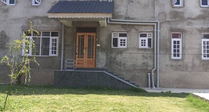 Spacious 2 BHK apartment with nice front garden Room Type - Spacious 2 BHK apartment with nice front garden