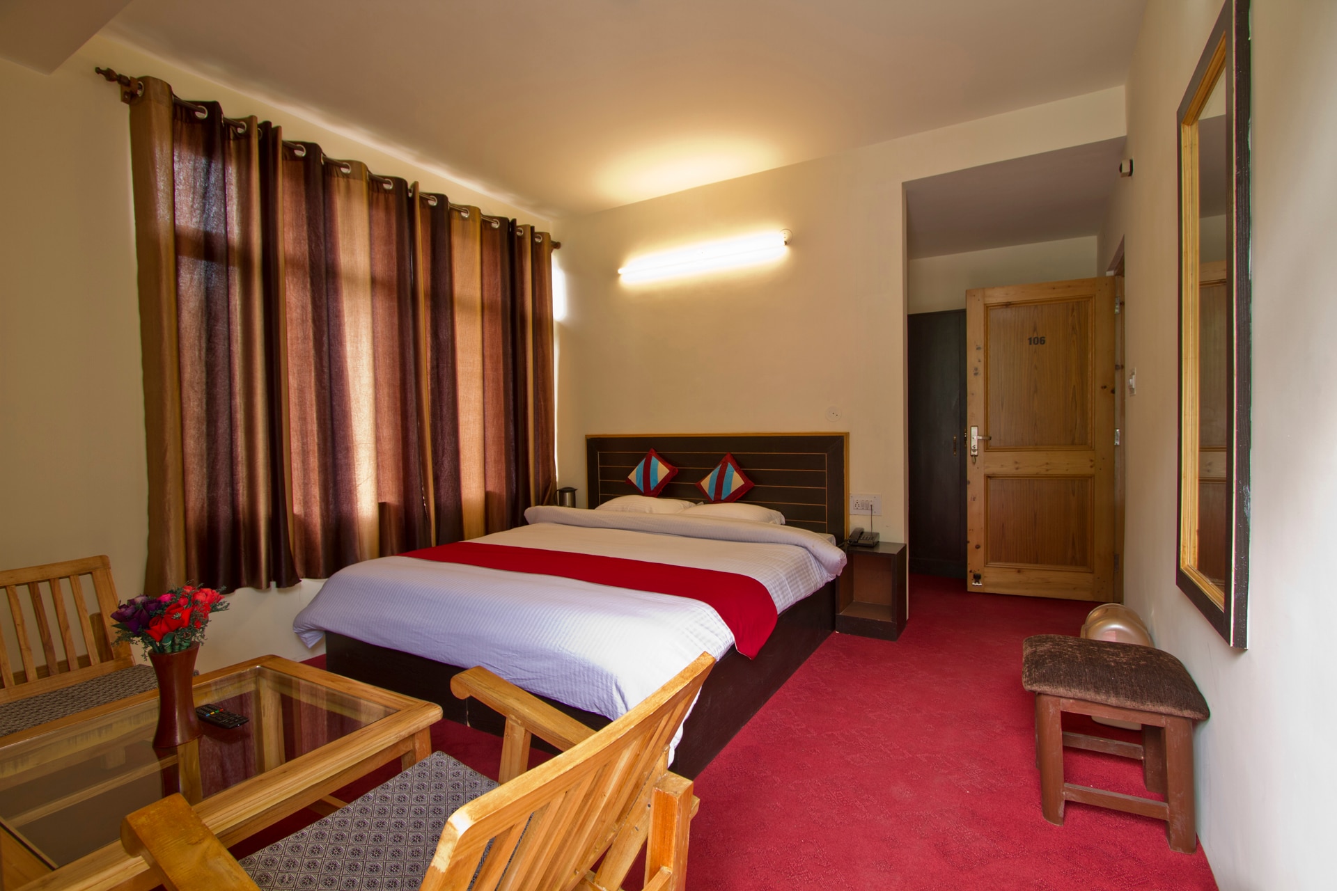 Hotel The Destination (850m from Mall Road) - Tap to explore photos