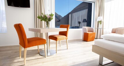 Mercure Chur City West Room Type - Deluxe room with 2 single beds, mountain view