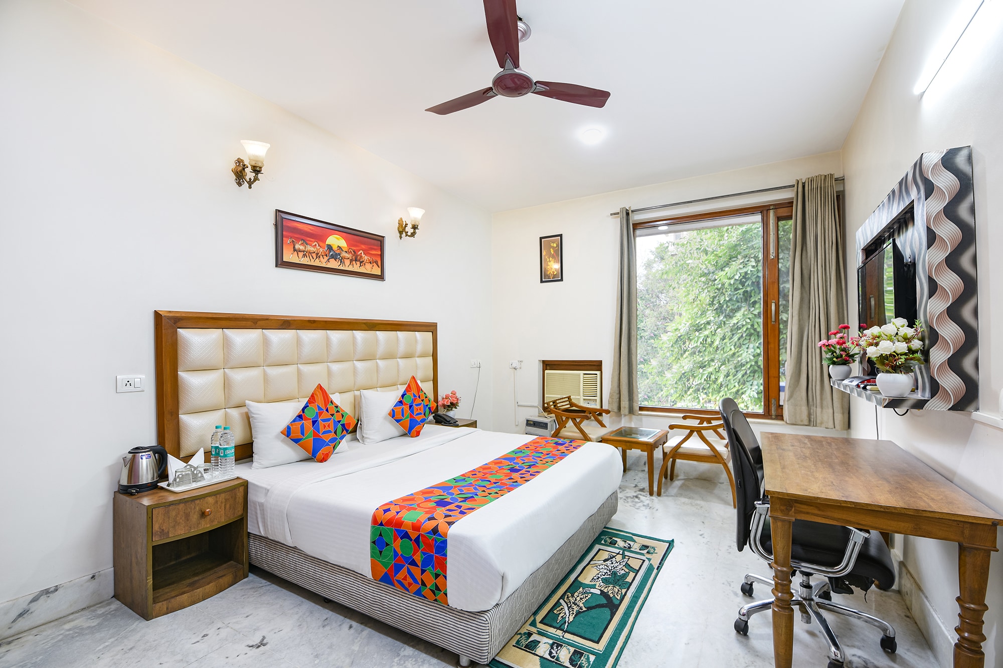 FabHotel The Lalit Vibes - Nr. DLF Phase 2 & MG Road Metro - Tap to explore photos