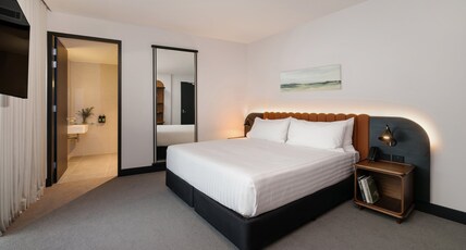 Crowne Plaza ADELAIDE MAWSON LAKES Room Type - 1 King Standard Accessible