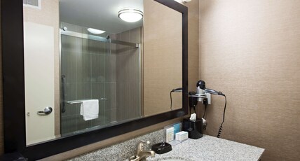 Hampton Inn by Hilton Saskatoon South Room Type - 2 QNS MICROWV FRIDGE NS