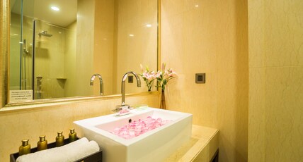 Best Western Chinatown Room Type - 1 Queen Bed, Non-Smoking, Deluxe Room, City View, Full Breakfast