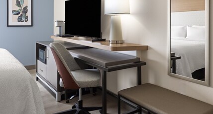 Holiday Inn & Suites RICHMOND  Room Type - 1 King Standard Communications Accessible