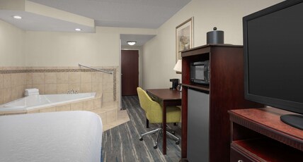 Hampton Inn by Hilton Syracuse Clay Room Type - 1 KING W WHIRLPOOL NONSMOK