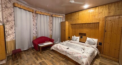Hotel Malik Palace - Dal Lake Facing Room Type - Premium Deluxe Room - Lake View