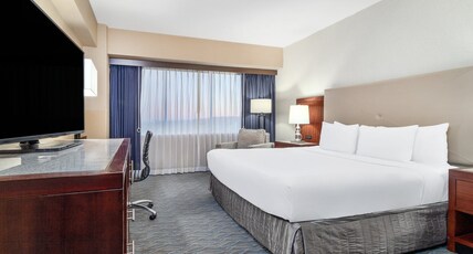 Crowne Plaza Los Angeles Harbor Hotel Room Type - 1 Kng Standard Mobil Access Tub Club Flr