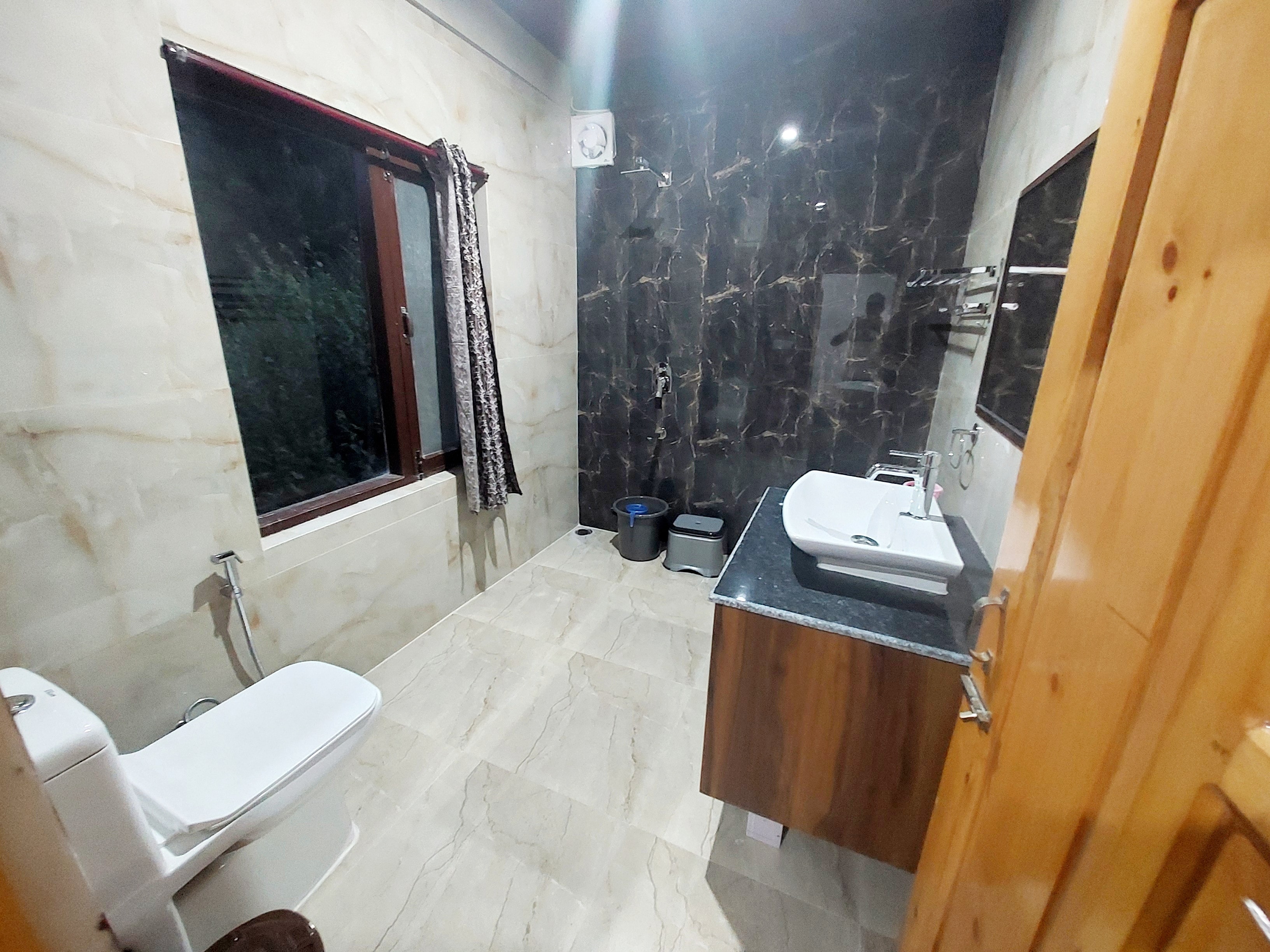 Silver Streak 2 bhk with kitchen - Tap to explore photos