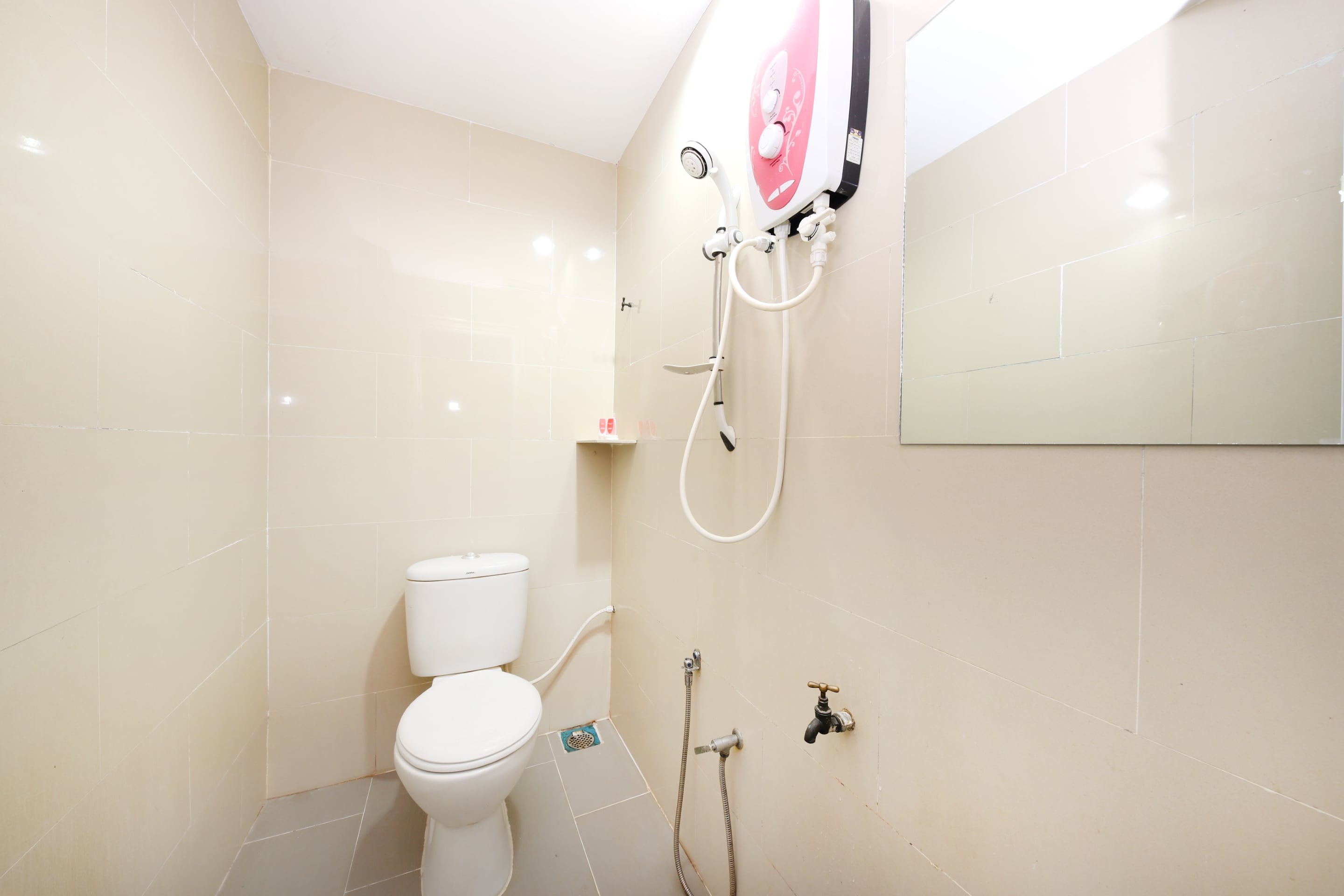 Super OYO 720 Corridor Hotel 2 - Tap to explore photos