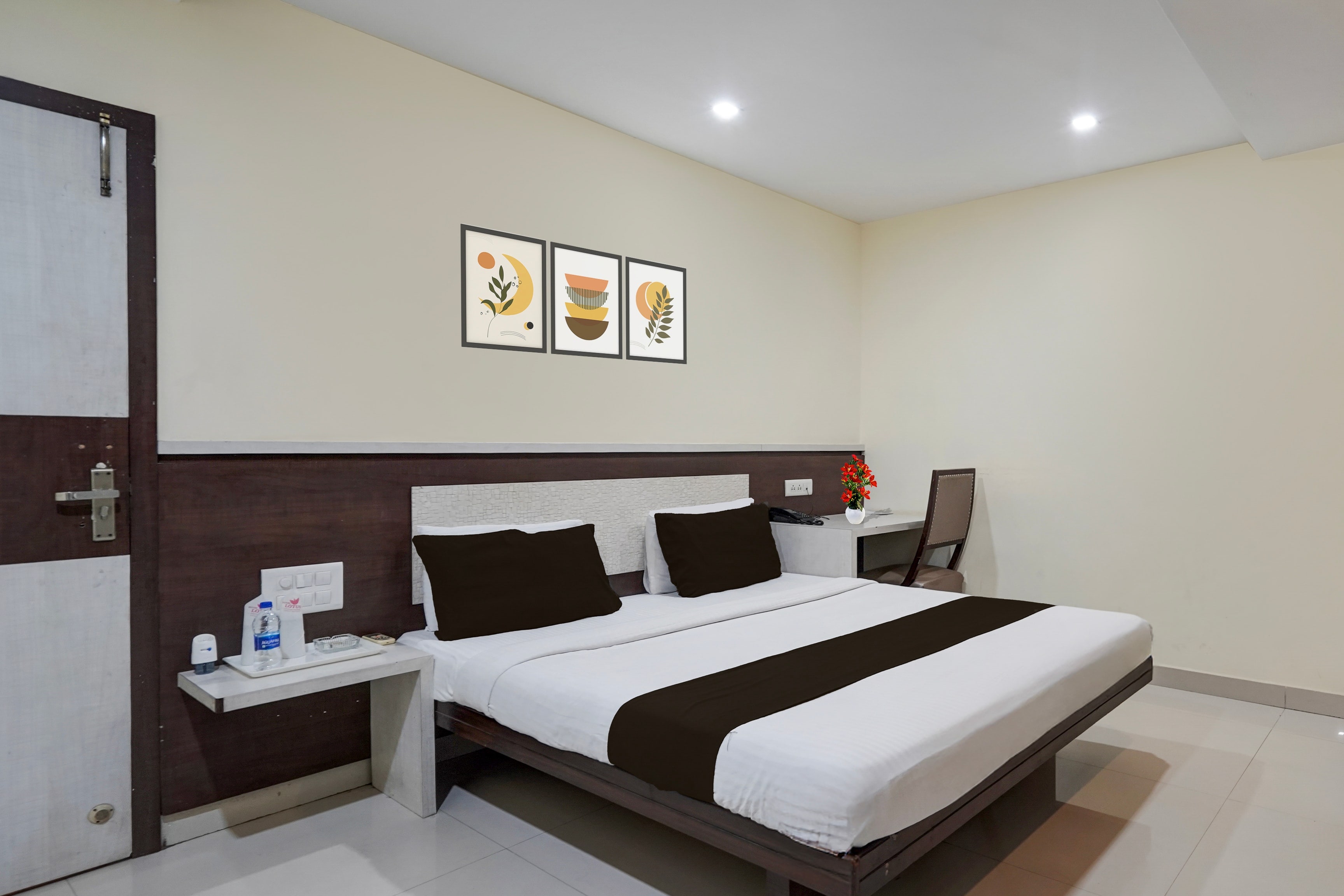 Townhouse Oak Bhilai Railway Junction Formerly Hotel Lotus - Tap to explore photos