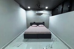 7 Compact Ensuite Room Heart of Mumbai Share Save