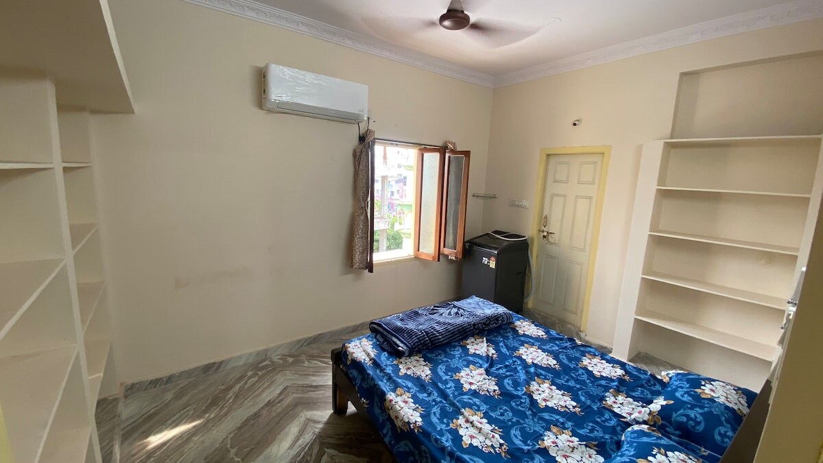 Galaxy Retreat Stylish 2BHK in Charminar Hyd - Tap to explore photos