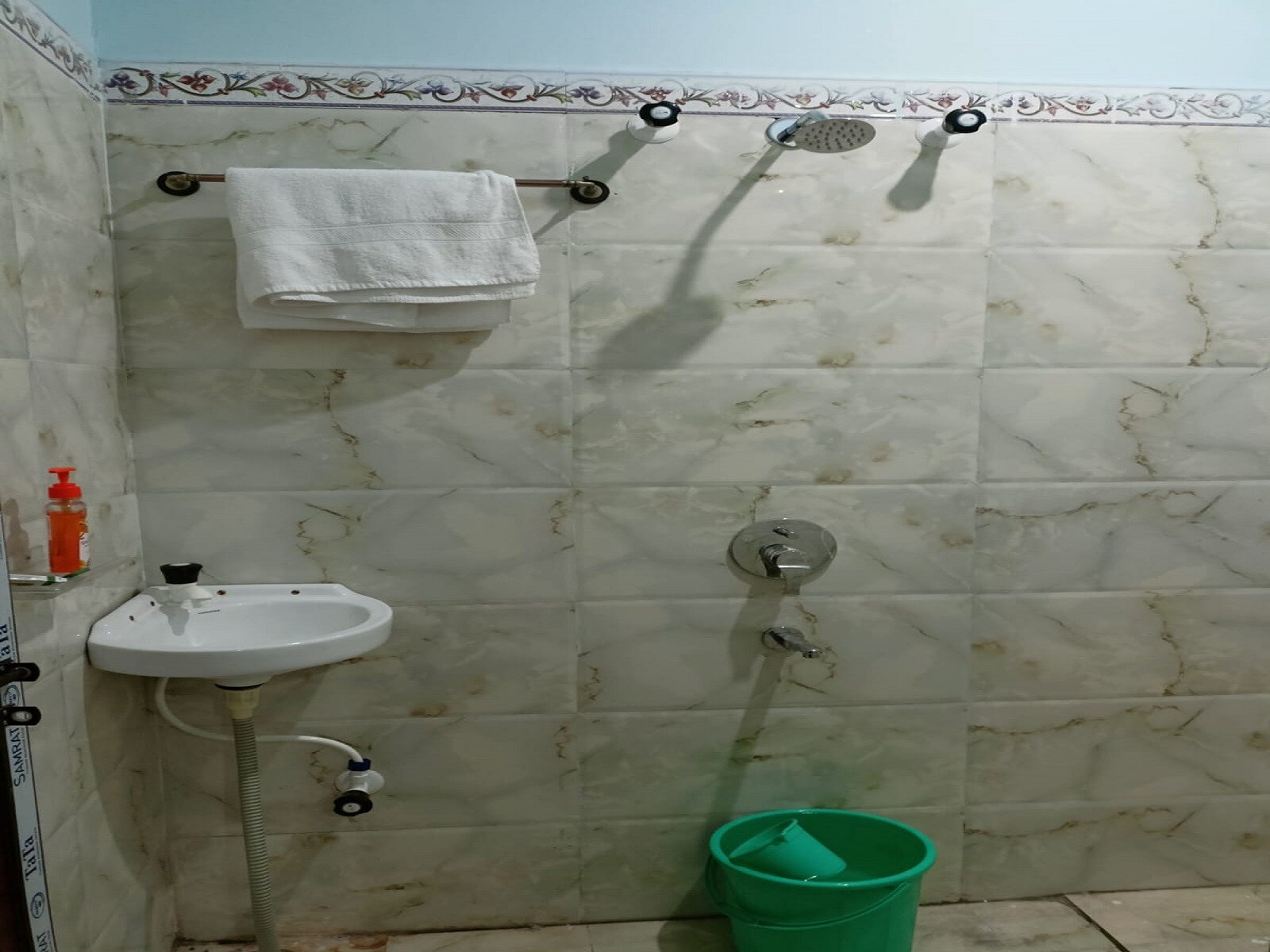 Hotel Narayan Inn - Tap to explore photos