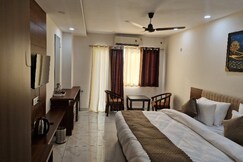 Hotel Om Regency, Loni