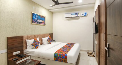 FabHotel Spring - Nr. Golden Temple Room Type - Deluxe Room FabHotel Spring - Nr. Golden Temple Room Type - Deluxe Room