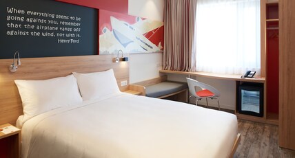 ibis Saigon Airport Room Type - Standard room with Queen bed