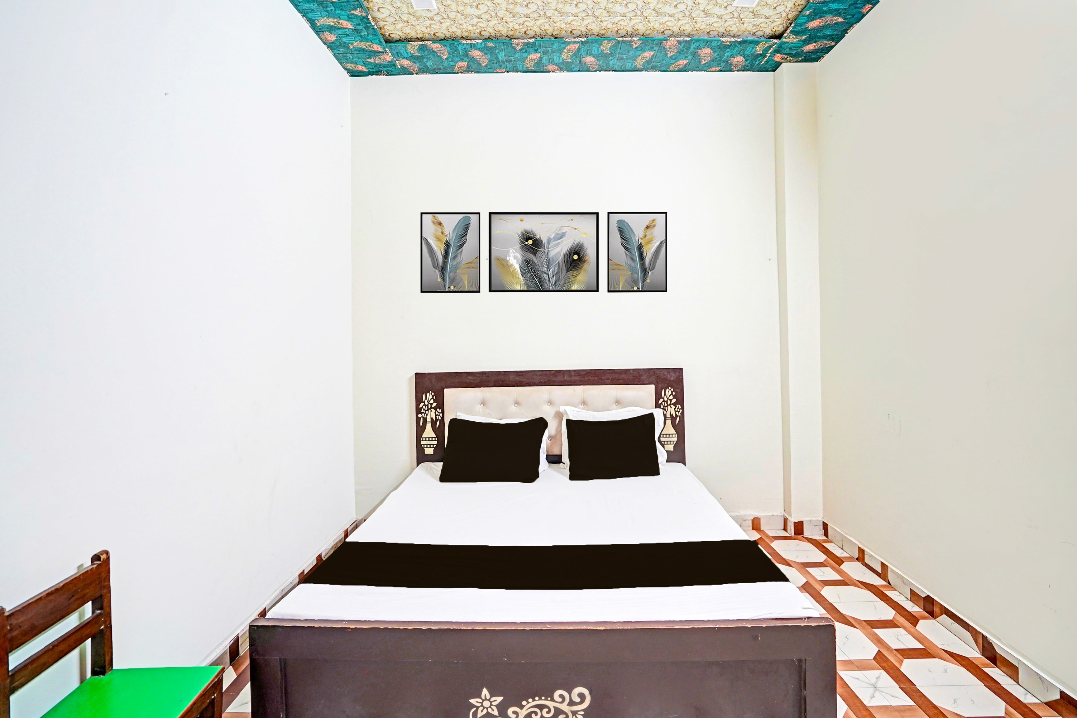 Hotel O BHIMPURI MEMORIAL HOLY STAY - Tap to explore photos