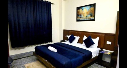 HOTEL KWIK STAY Room Type - Deluxe King Bed Room