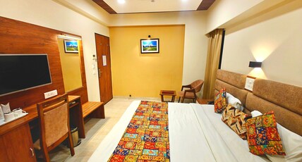 Opulence Inn - 500 Meters From Railway Station Room Type - Deluxe Room