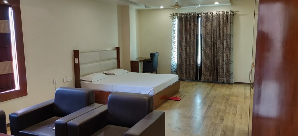 Hotel Khurana Palace - Tap to explore photos