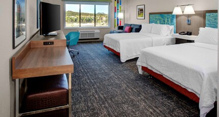 HAMPTON INN SUITES FLAGSTAFF EAST Room Type - 2 QNS SOFABD MIC FRG NS