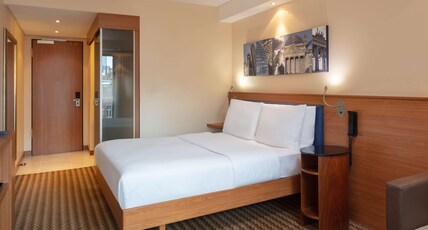 Hampton by Hilton Berlin City West Room Type - QUEEN ROOM COURTYARD VIEW