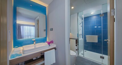 Holiday Inn Express Shanghai Jinshan Room Type - 1 King Bed Suite Additional Living Area