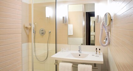 Hotel Mercure Libourne Saint-Emilion Room Type - Standard Room with one double bed and one single bed