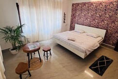 BLACK AND WHITE STUDIO BY SWARGADEO INN