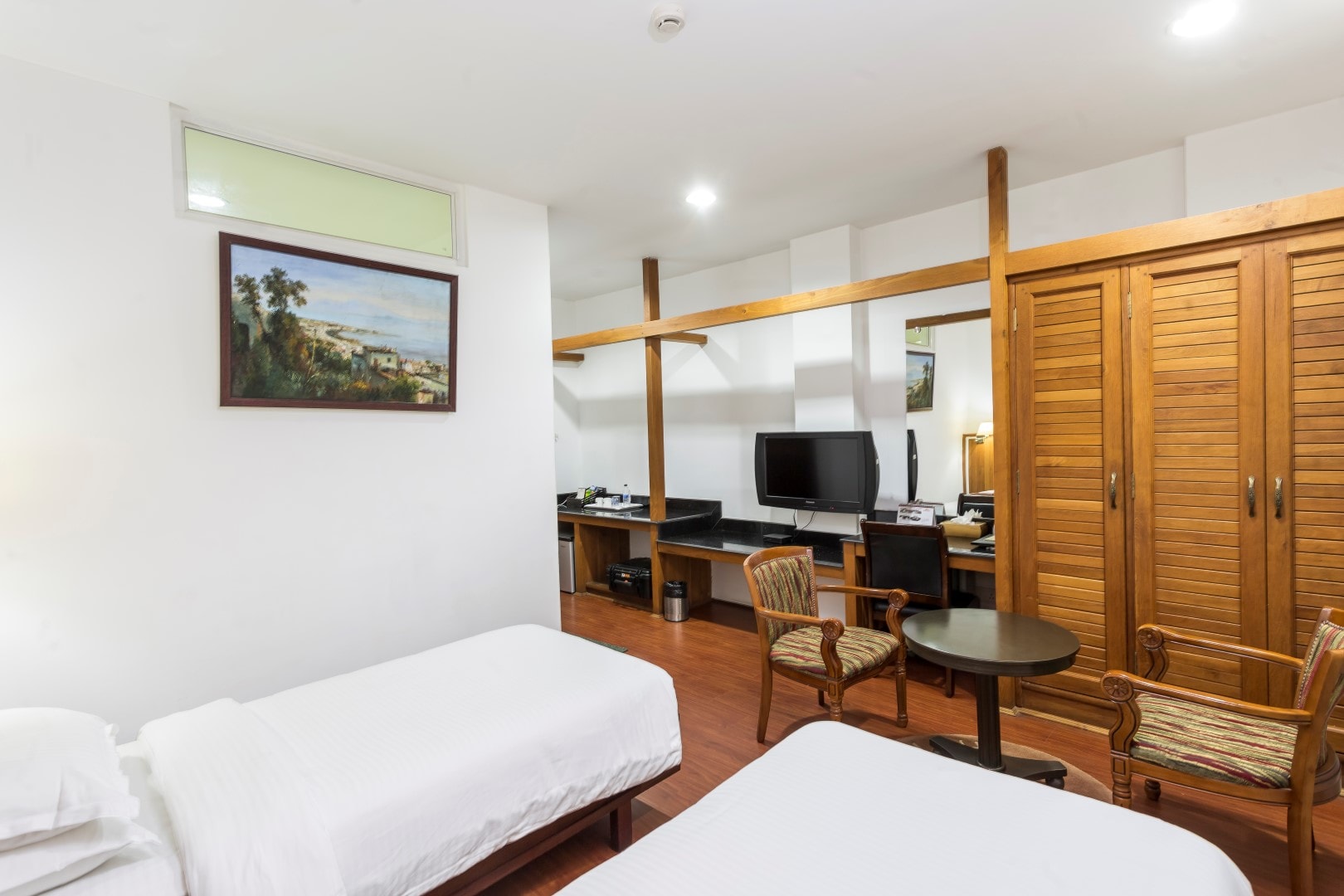 Hotel Vivor - Tap to explore photos