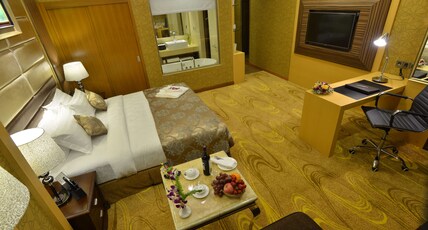 Best Western Chinatown Room Type - 1 King Bed, Non-Smoking, Junior Suite, City View, Full Breakfast