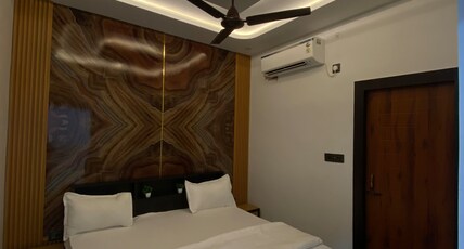 Shri Premanand Dham Naimisharanya Room Type - Deluxe King Bed Room