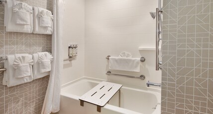 Holiday Inn Express Absecon-Atlantic City Area Room Type - 1 King Bed Standard Mobil Access Tub