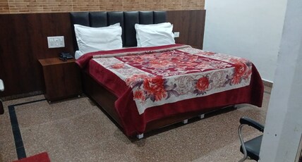 Hotel Ganga Darshan at Har ki pauri Room Type - DELUXE DOUBLE BED AC - NON VIEW