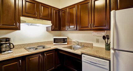 Staybridge Suites MIDDLETON/MADISON-WEST Room Type - 1 Qn 1 Bedroom Ste Comm Access Roll Shwr