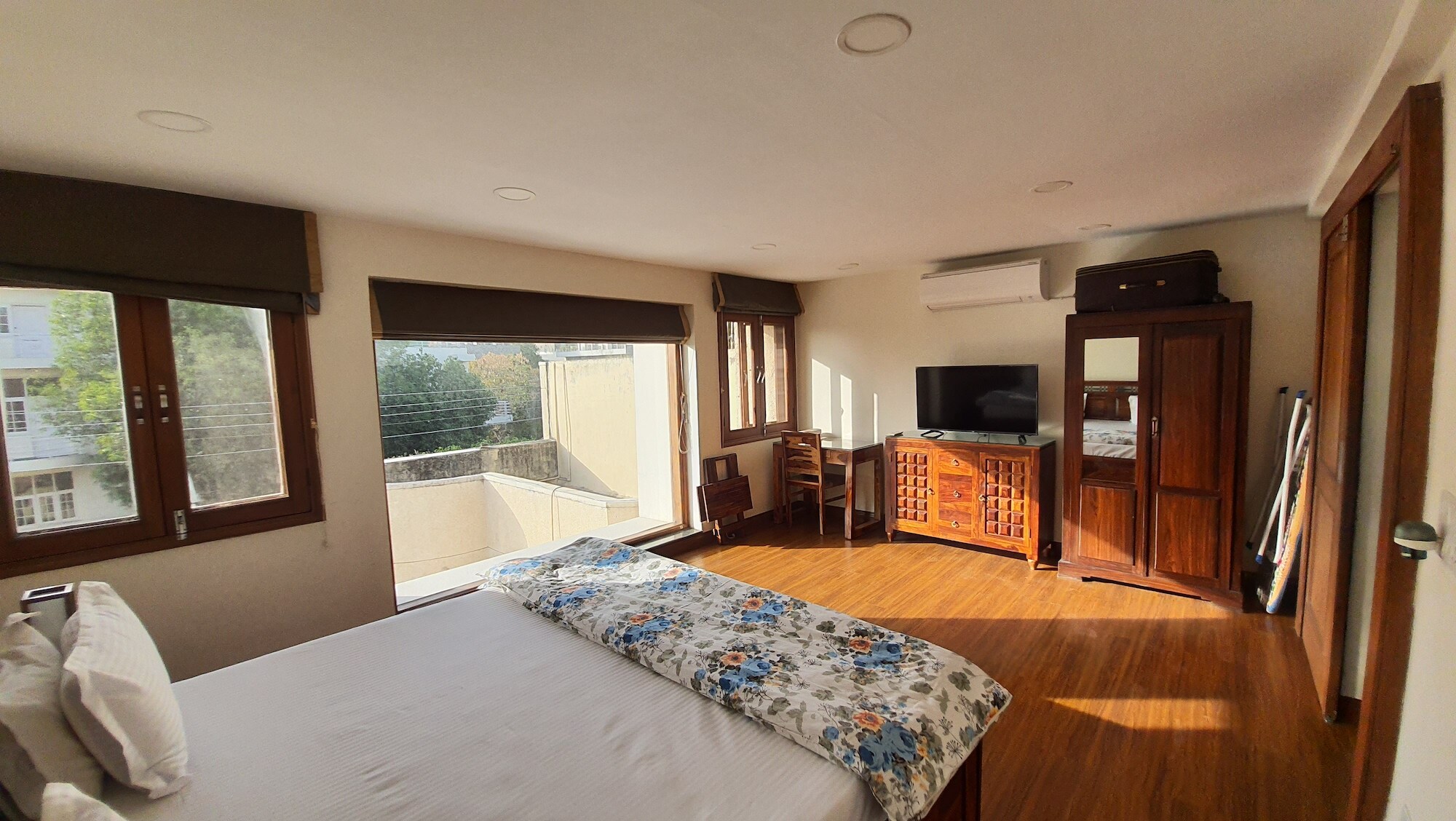 Private Studio @DLF Phase-1 - Tap to explore photos